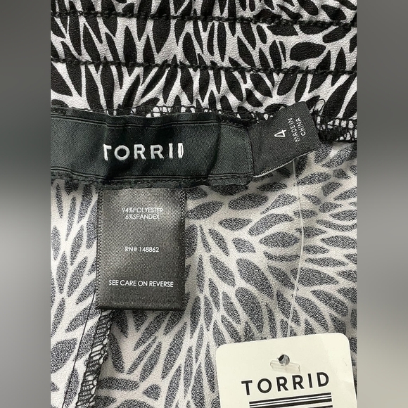 Torrid Black & White Printed Straight Leg Pants – 4X – NWT - Picture 3 of 4